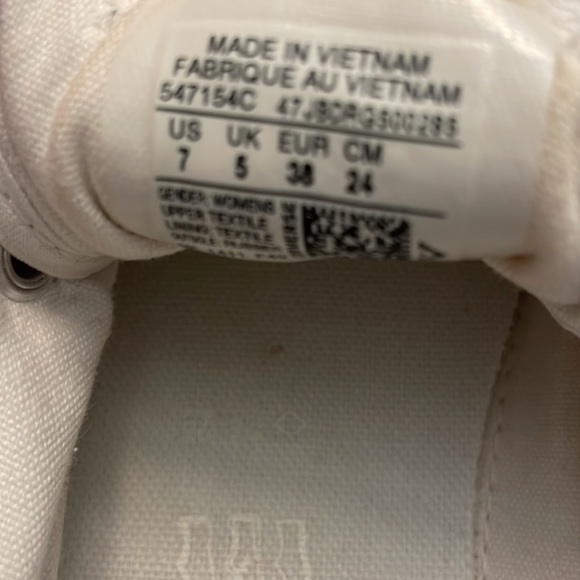 Converse low cut canvas sneakers white with discrete gold fleck like new Sz 7 - Picture 9 of 9